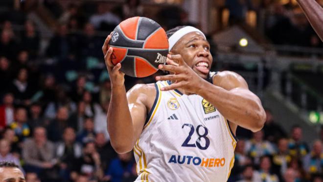 Yabusele en el partido ante el Alba Berlín