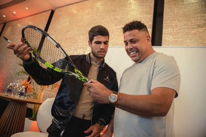 Carlos Alcaraz y Ronaldo Nazário,en un acto publicitario del Miami Open (Foto: @carlitosalcarazz).