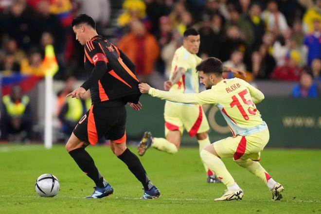 Álex Baena agarrando de la camiseta a James Rodríguez durante el España-Colombia (Foto: Cordon Press).