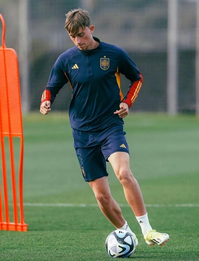 Dean Huijsen, en un entrenamiento con España sub 21. (RFEF)