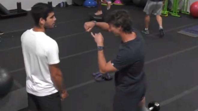 Carlos Alcaraz practicando boxeo con Juan Carlos Ferrero (Captura de @TennisTV)