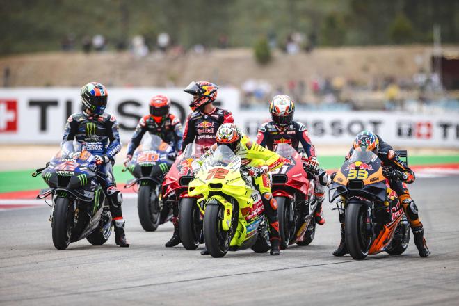 Varios pilotos de MotoGP, en el GP de Portimao (Foto: Cordon Press).