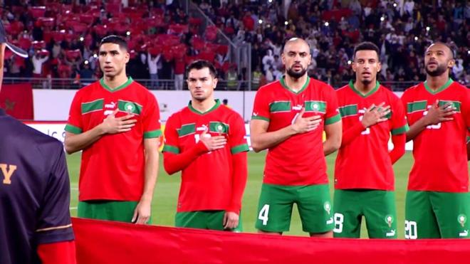 Brahim Díaz junto a sus compañeros escuchando el himno de Marruecos