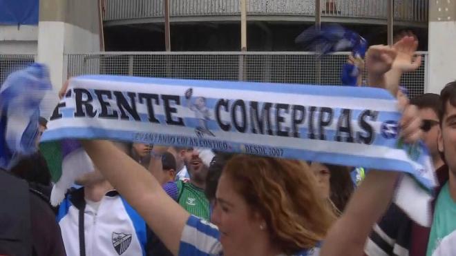 La afición del Málaga anima a su equipo en Algeciras