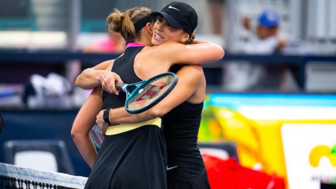 El abrazo entre Aryna Sabalenka y Paula Badosa tras el partido en Miami (Foto: @Tiempodetenis1)