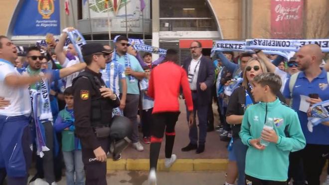 Un jugador del Algeciras entrando al estadio por medio de la afición malagueña