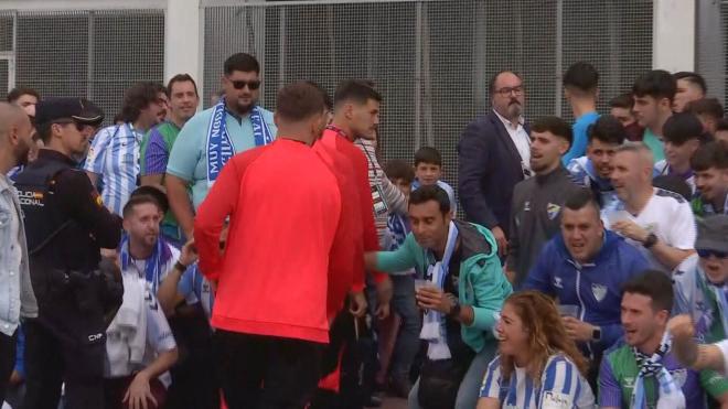Jugadores del Algeciras 'esquivando' a la afición malagueña para entrar al estadio
