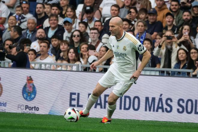Zinedine Zidane encara durante el Real Madrid-Oporto de leyendas (Foto: Cordon Press).