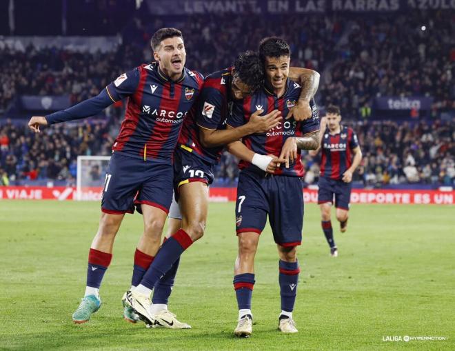Brugué celebra un gol con el Levante en el partido contra el Elche
