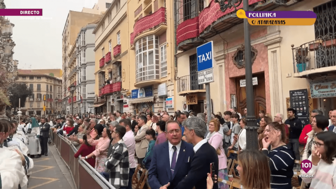 Imanol Alguacil disfruta de la Pollinica frente a Atarazanas en Málaga. (Foto: 101 tv Málaga)