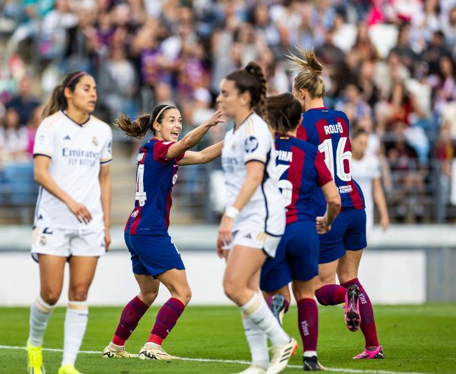 Aitana Bonmatí y Caroline Graham Hansen celebran un gol en el Real Madrid-Barça (Foto: FCB).