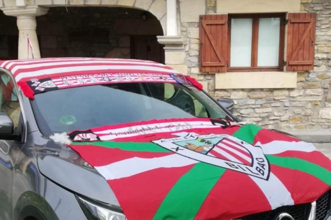 Kalejira de coches, engalanados con banderas del Athletic Club, en Gamiz-Fika por la final de Copa del 6 de abril en La Cartuja.