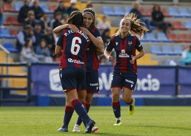 El Levante Femenino celebra un gol ante el Betis. (Foto: LUD)