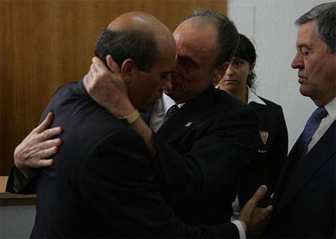 Manuel Ruiz de Lopera y Del Nido se abrazan en el funeral de Puerta.