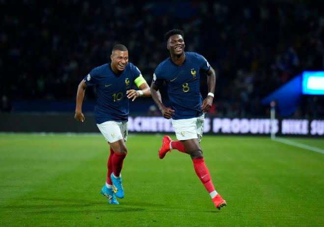 Tchouaméni celebra un gol con Mbappé en la selección francesa (Foto: Europa Press)