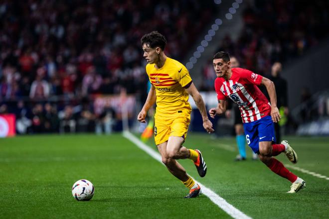 Héctor Fort conduce un balón ante la mirada de Nahuel Molina en el Atlético-Barça (Foto: Cordon Press).