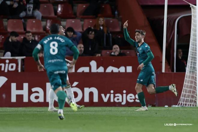 Iker Losada marca ante el Albacete en LALIGA Hypermotion. (Foto: LALIGA)