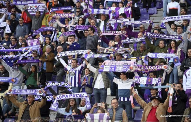 Afición del Real Valladolid ante el Éibar (Foto: LALIGA Hypermotion).