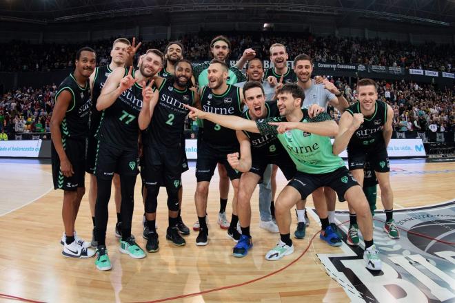 La alegría del Bilbao Basket tras ganar el derbi al Baskonia en Miribilla.