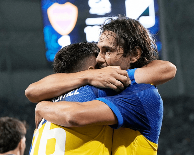 Edinson Cavani se abraza a Merentiel tras marcar con Boca