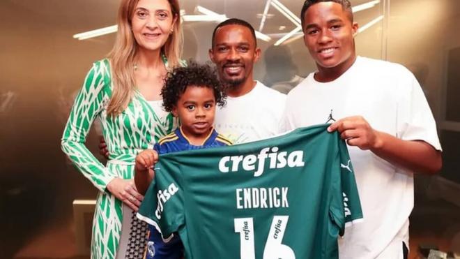 Endrick junto a su familia en el Palmeiras
