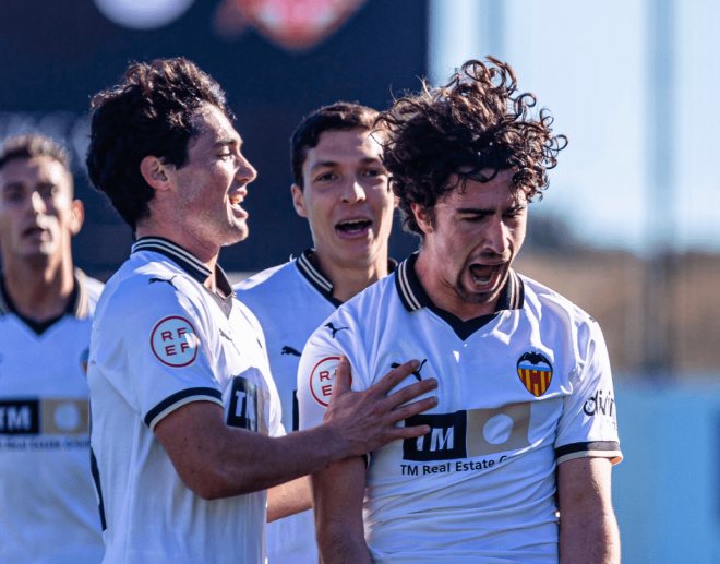 Hugo González celebra un gol con el VCF Mestalla junto a Pablo Gozálbez