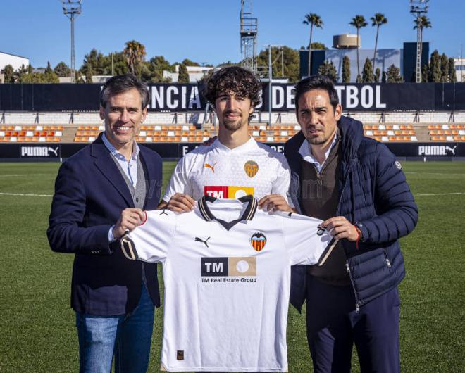Hugo González renueva con el Valencia CF hasta 2027