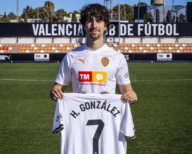 Hugo González renueva con el Valencia CF hasta 2027