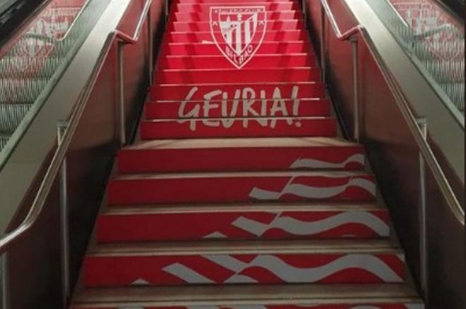 Decoración especial dedicada al Athletic Club en las escaleras del Metro de Moyúa, en Bilbao, por la final de Copa de 2024.