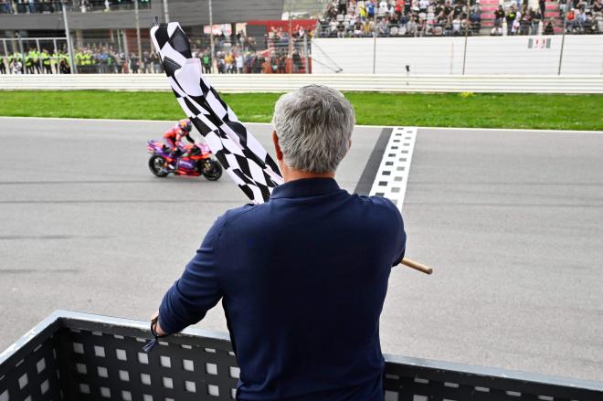 José Mourinho ondeando la bandera del GP de Portugal (Fuente: Cordon Press)