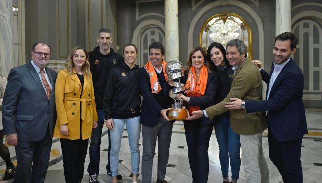 Valencia Basket Femenino recibido en el Ayuntamiento