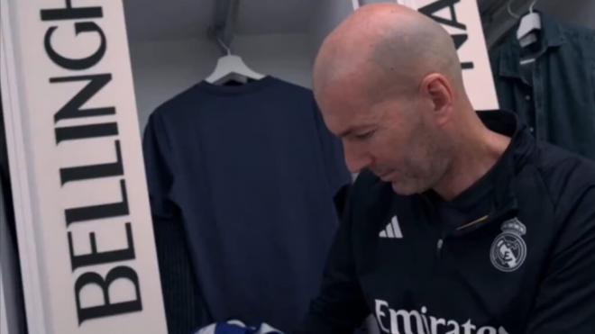Zinedine Zidane sentado en la taquilla de Bellingham (Fuente: RMTV)