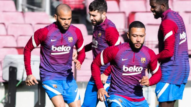 Dani Alves y Memphis Depay en un entrenamiento del Barça (Europa Press)