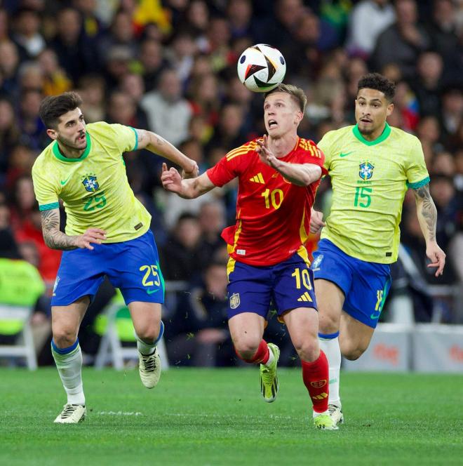 Dani Olmo controla un balón durante el España-Brasil (Foto: Cordon Press).