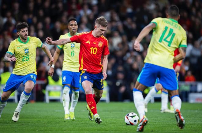 Dani Olmo da un pase en el España-Brasil (Foto: @SeFutbol).