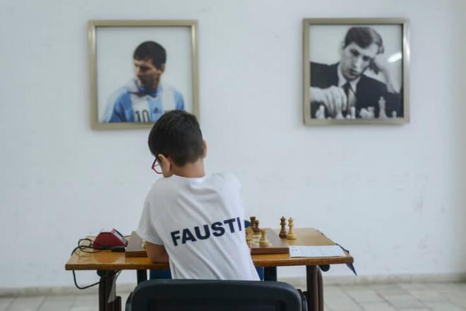 Faustino Oro jugando al ajedrez (RR.SS)