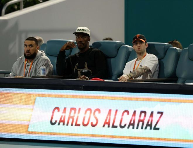 Jimmy Butler, viendo el partido de Carlos Alcaraz en el Miami Open (Foto: Cordon Press).