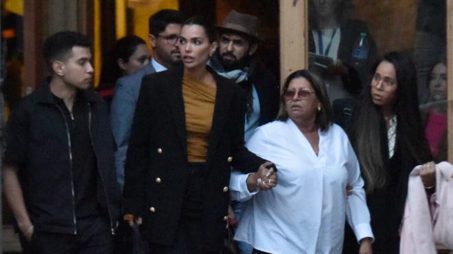 Joana Sanz saliendo con la madre de Dani Alves del juicio (Europa Press)
