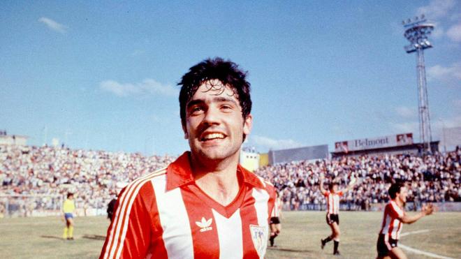 Ismael Urtubi, feliz tras ganar la liga con el Athletic Club en 1983 en Las Palmas.