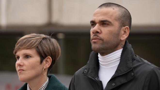 Dani Alves al salir de la cárcel junto a su abogada (Europa Press)