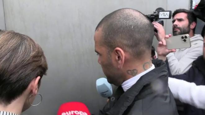 Dani Alves en su llegada a casa tras abandonar la cárcel Brians 2 de Barcelona (Captura de Telecin