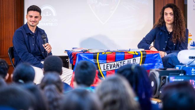 Sergio Lozano y María Valenzuela durante una visita escolar. (Foto: LUD).