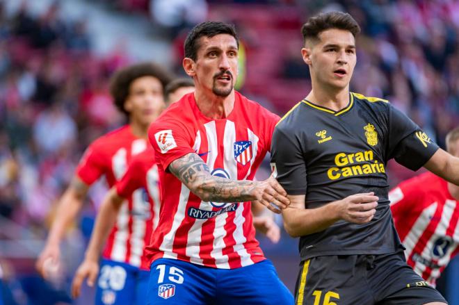 Savic y Mika Mármol, en un partido entre el Atlético de Madrid y Las Palmas (FOTO: Cordón Press)