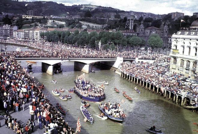 La Gabarra Athletic, en el recibimiento en los años 80 en la Ría de Bilbao.