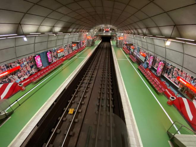 El Metro de Bilbao, engalanado para la final de Copa del Athletic Club luego vencida en La Cartuja de Sevilla al RCD Mallorca (Foto: DMQ Bizkaia).