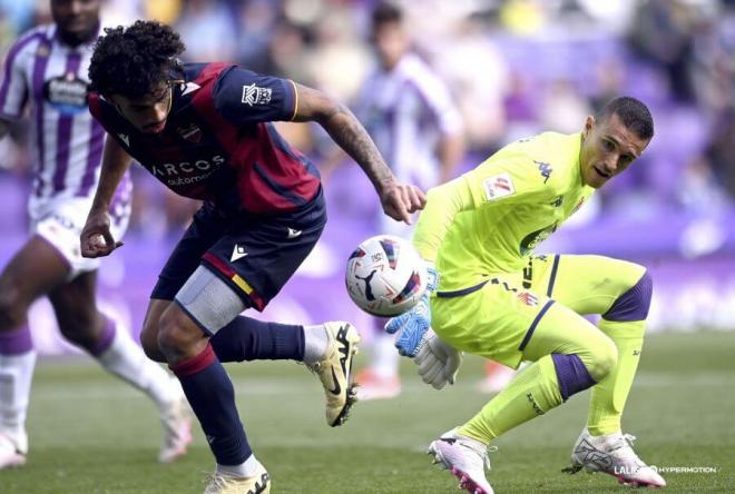 Fabrício y Masip, en un lance del encuentro entre Valladolid y Levante en el José Zorrilla. (Foto: LALIGA)