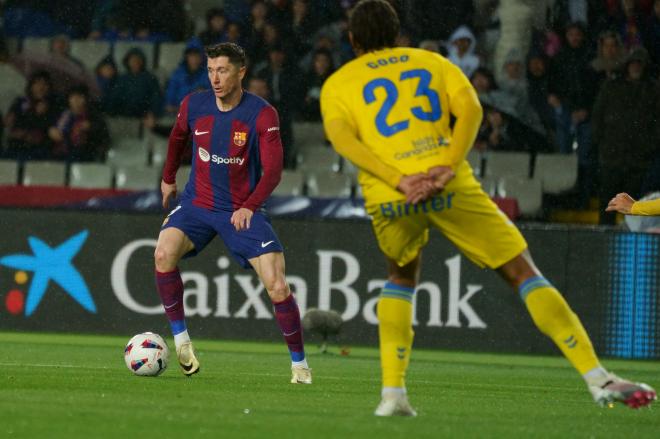 Lewandowski conduce la pelota en el Barcelona-Las Palmas (Foto: LaLiga).
