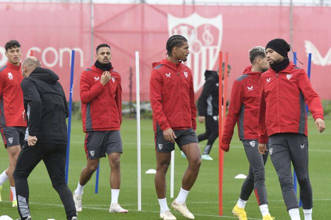 Los jugadores del Sevilla, en el entrenamiento de este Viernes Santo (Foto: Kiko Hurtado).