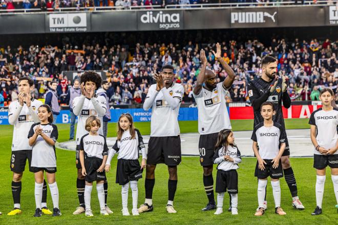 Los jugadores aplauden antes del Valencia-Mallorca