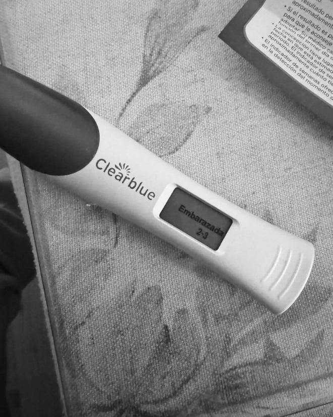 El test de embarazo positivo que han mostrado Sergio Rico y Alba Silva (@albasilvat)
